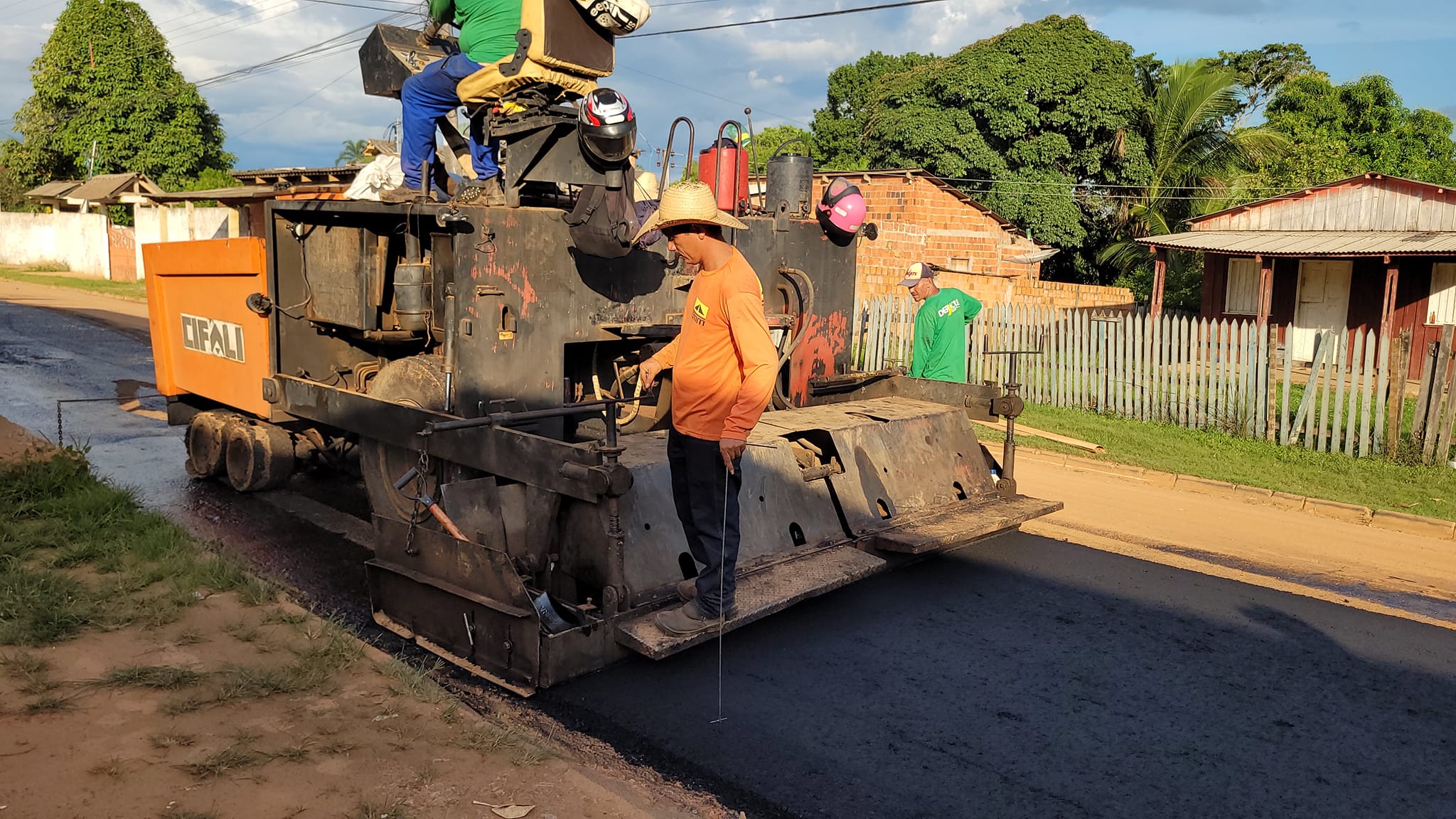 RUA TRIUNFO E CONTEMPLADA COM MASSA ASFALTICA